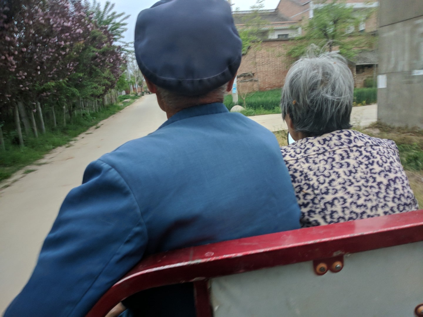 干完活奶奶开三轮带回家